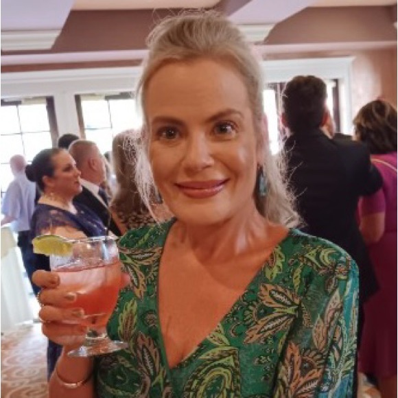 Meet your Posher, Andrea - Picture 2 of 4